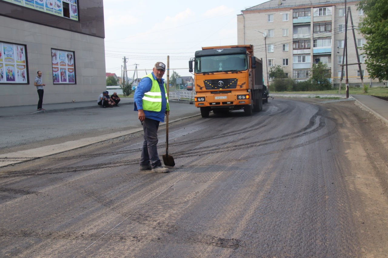 В Еманжелинске начали асфальтировать улицу Чайковского