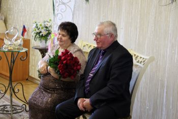 Супруги Зазуляк, отметившие 45-летие, внесены в почетную книгу семей Еманжелинска