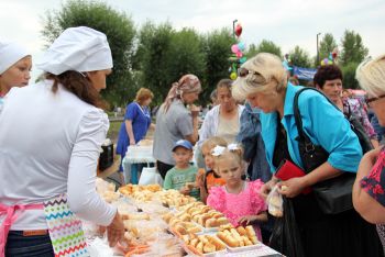 В День города в Еманжелинске состоялась выставка-продажа хлебобулочных изделий
