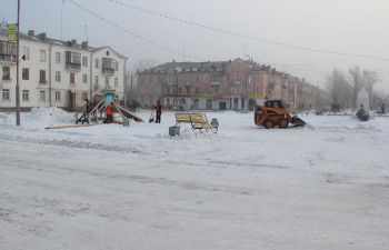 В Красногорском на площади у ДК им. Ленина возводят снежный городок