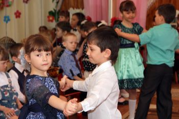 Дошкольники из Красногорского Еманжелинского района отметили Международный день танца