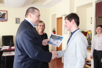 Глава района Евгений Светлов поздравил еманжелинскую «Лирику» с победой в международном интернет-конкурсе