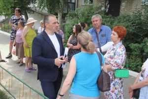 Глава района Евгений Светлов встретился с жителями домов, больше всего пострадавших от случившейся ситуации с водоснабжением