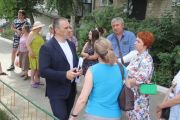 Глава района Евгений Светлов встретился с жителями домов, больше всего пострадавших от случившейся ситуации с водоснабжением