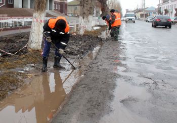В Еманжелинском районе талые воды доставляют немало хлопот коммунальщикам и жителям частного сектора