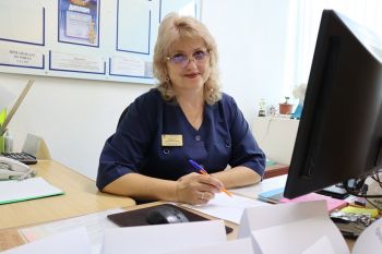 Старшая медсестра взрослой поликлиники еманжелинской районной больницы Алена Жабровец поощрена премией губернатора