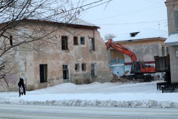 В Еманжелинске снесли ветхо-аварийный дом, расселенный в начале этого года
