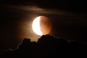 Сегодня в полночь жители Челябинской области увидят, как луну закроет земная тень