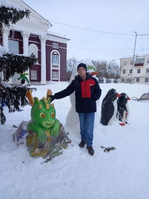 Житель Красногорского, ветеран боевых действий Вячеслав Артамонов подарил землякам скульптуру дракона – символ 2024 года