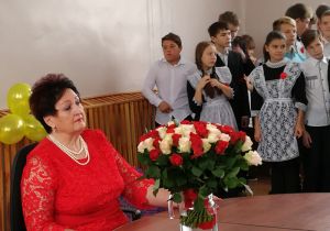 Директор старейшей еманжелинской школы № 5 Валентина Петровна Плаксина 55 лет жизни отдала педагогической деятельности