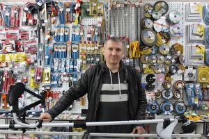 Александр Попов из Еманжелинского района, чтобы сохранить во время эпидемии коронавируса бизнес, организовал прием заявок на товары через Интернет