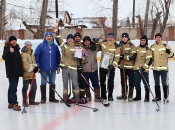 Команда еманжелинской пожарной части выиграла районный турнир по хоккею в валенках «Играй по-нашему!»