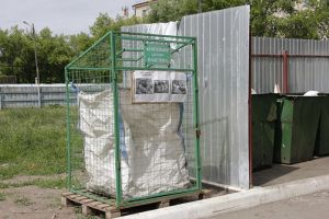 Еманжелинский предприниматель Юлия Генрихс устанавливает во дворах контейнеры для использованной пластиковой и жестяной тары