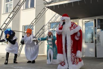 В городском сквере в Еманжелинске во время детского праздника открыли снежный городок
