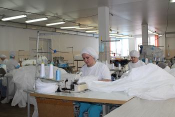Предприятию «Медицина-Айрлайд» нужно изготовить большие партии бахил, масок, халатов для больниц Челябинской, Курганской и Тюменской областей