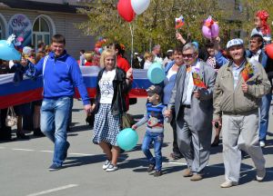 Юрий Петрович (второй справа) с родными на празднике 9 мая