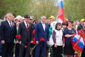 9 мая в Еманжелинске и всех поселках прошла «Вахта памяти» и состоялись церемонии возложения цветов к памятникам воинам, погибшим в годы Великой Отечественной войны