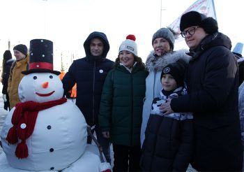 Губернатор Алексей Текслер вместе с семьей принял участие в новогоднем флешмобе благотворительной акции «Снеговики-добряки»