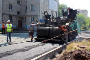 Идет асфальтирование трех дворов на улице Титова в Еманжелинске