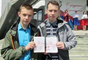 12 июня, в День России, семеро еманжелинцев получили первый «взрослый» документ – паспорт