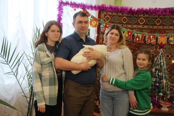 В Еманжелинске поздравили первого новорожденного этого года и его большую дружную семью