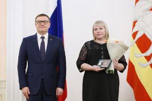 Ирина Веденёва из Еманжелинска в канун Дня матери получила награду из рук губернатора