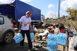 В Еманжелинске жители, пострадавшие от наводнения, получили гуманитарную помощь