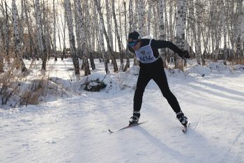 Сергей Лазарев занял первое место в лыжных гонках, посвященных открытию сезона в Еманжелинском районе