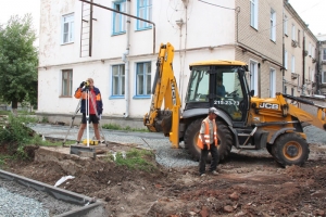 На улице Победы в Красногорском в прошлом году... Ремонт внутридворовых проездов в поселке проводился и в 2014-м