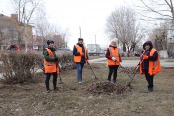 В Еманжелинске продолжаются весенние работы по санитарной очистке территорий