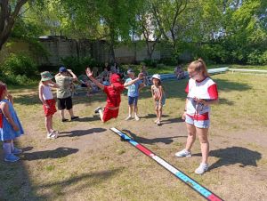 В «стиле» ГТО проходит время в летнем лагере в красногорской школе № 14