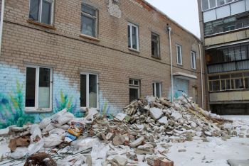 В ДШИ поселка Зауральского Еманжелинского района подрядчик уже вскрыл старые полы, прорубил новые дверные проемы