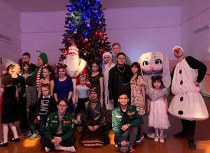 Волонтеры центра «Спектр» и студенты отряда «Штиль» организовали и провели новогодние спектакли в Еманжелинске и Зауральском