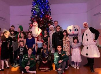 Волонтеры центра «Спектр» и студенты отряда «Штиль» организовали и провели новогодние спектакли в Еманжелинске и Зауральском