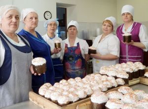 В КШП куличи готовят пекари-кондитеры под руководством бригадира Елены Ивановой