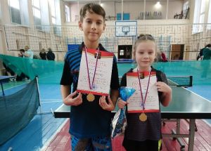 Теннисисты Еманжелинского района завоевали три золота и серебро на соревнованиях в Коркино