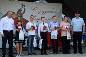 В День молодежи в Еманжелинске вручили паспорта, наградили отличившихся горожан, состоялся концерт