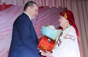 Евгений Свтелов вручил благодарность главы района Тамаре Шумаковой, которая уже 30 лет ведет творческую деятельность во дворце