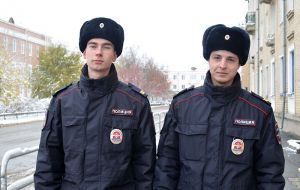 Младшие сержанты Евгений Гареев и Алексей Харьковский служат в еманжелинской полиции второй год