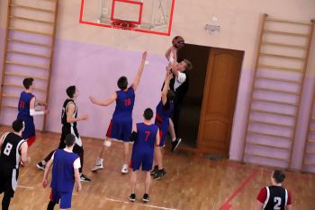 В первенстве Еманжелинского района по баскетболу победили команды школ № 15 и 4