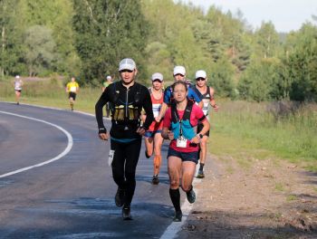 Участок 107-километровой дистанции в Суздале. 2017-й год. Екатерина Андрейцева (справа) в компании таких же увлеченных супермарафоном людей