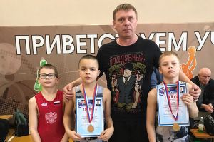 Еманжелинские борцы завоевали золото и бронзу открытого турнира в Карталах