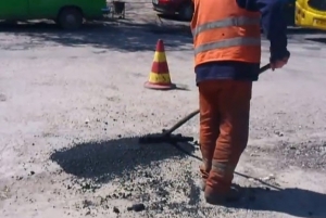 В Еманжелинске продолжается ямочный ремонт дорожного полотна