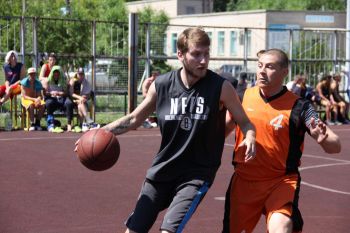 В Еманжелинске состоялся турнир по стритболу, посвященный Дню молодежи