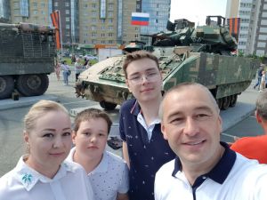 Глава Еманжелинского района Евгений Светлов с семьей посетил выставку поверженной российскими бойцами НАТОвской военной техники