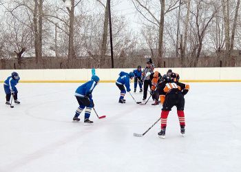 Еманжелинские хоккеисты-школьники выиграли домашний матч первенства Челябинской области