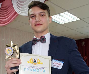 Десятиклассник школы № 5 Сергей Шамарин одержал победу в конкурсе Еманжелинского района «Ученик года-2019»
