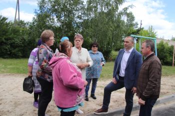 Глава района Евгений Светлов провел встречу со старшими по многоквартирным домам поселка Батуринского