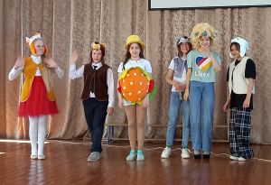 В еманжелинской школе № 4 дебютировал театральный кружок со сказкой о здоровом питании