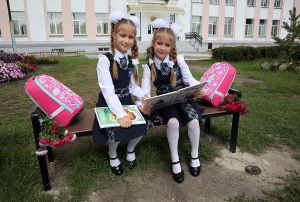 Первоклассницы школы № 4 Виктория и Вероника Макаровы рады встрече со школой!